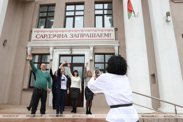 "Саш, покажи Шварценеггера!" Библиотекари из Петрикова стали звездами соцсетей
