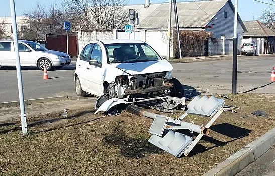 В Речице Citroen на перекрестке снес новый светофор 