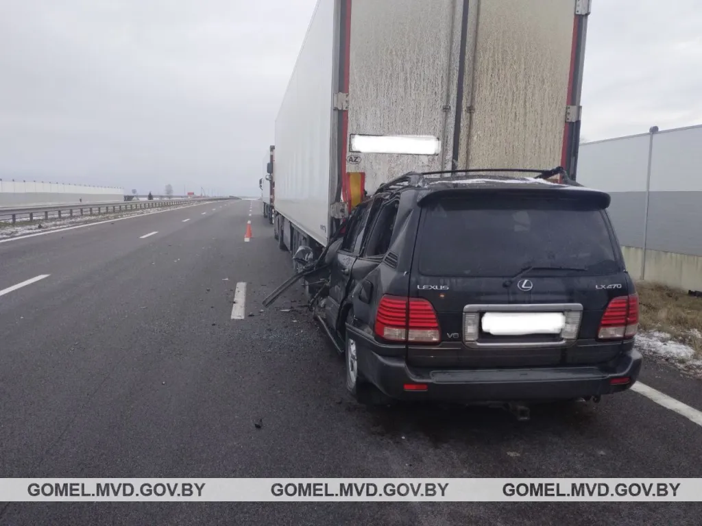 В Жлобинском районе легковушка врезалась в фуру 