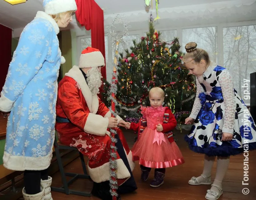 Фоторепортаж: новогодний праздник в школе Ветковского района, где учится всего 20 ребят