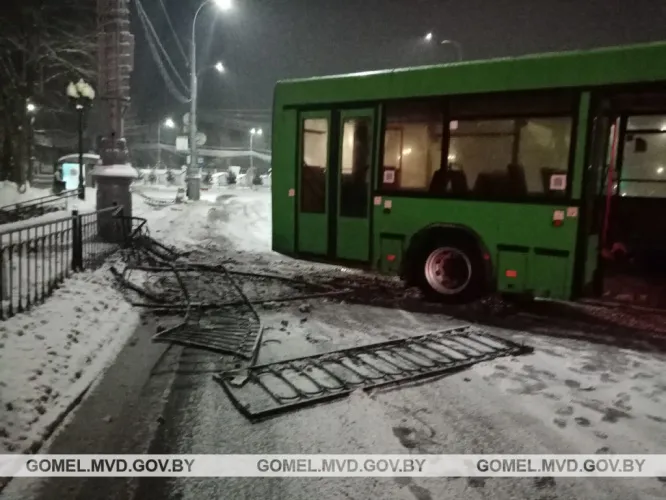 В центре Гомеля водитель автобуса врезался в пешеходное ограждение, пострадавших нет