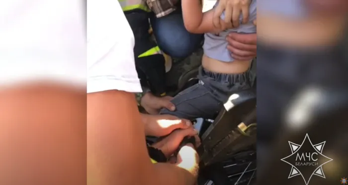 В Хойниках спасатели освободили зажатую ногу ребенка