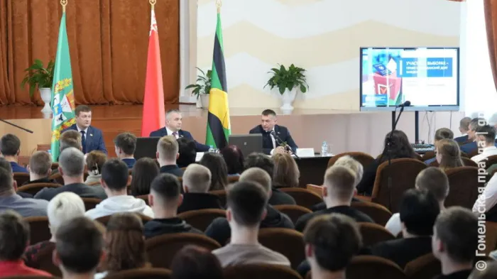 Главное – профессионализм: председатель облисполкома Иван Крупко встретился с трудовым коллективом и учащимися Буда-Кошелевского государственного аграрно-технического колледжа