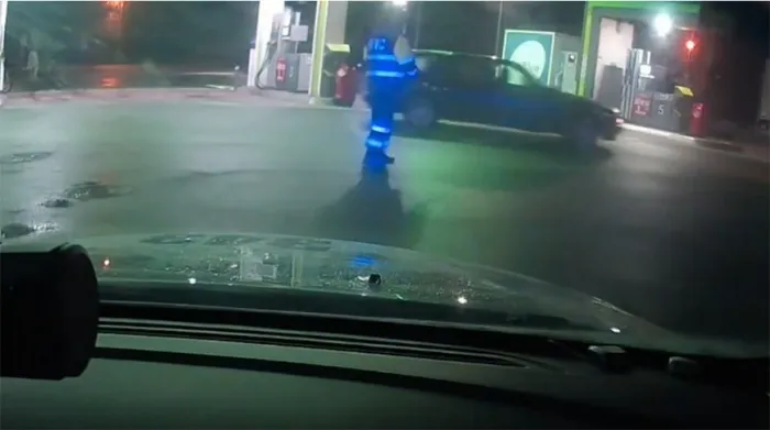 Под Гомелем нетрезвый водитель оставил авто и пытался скрыться от сотрудников ГАИ бегством
