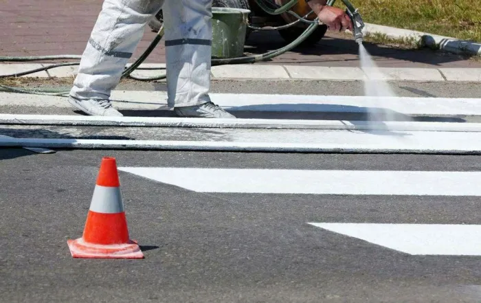 Работы по нанесению дорожной разметки ведут по улицам Карповича и Б.Хмельницкого
