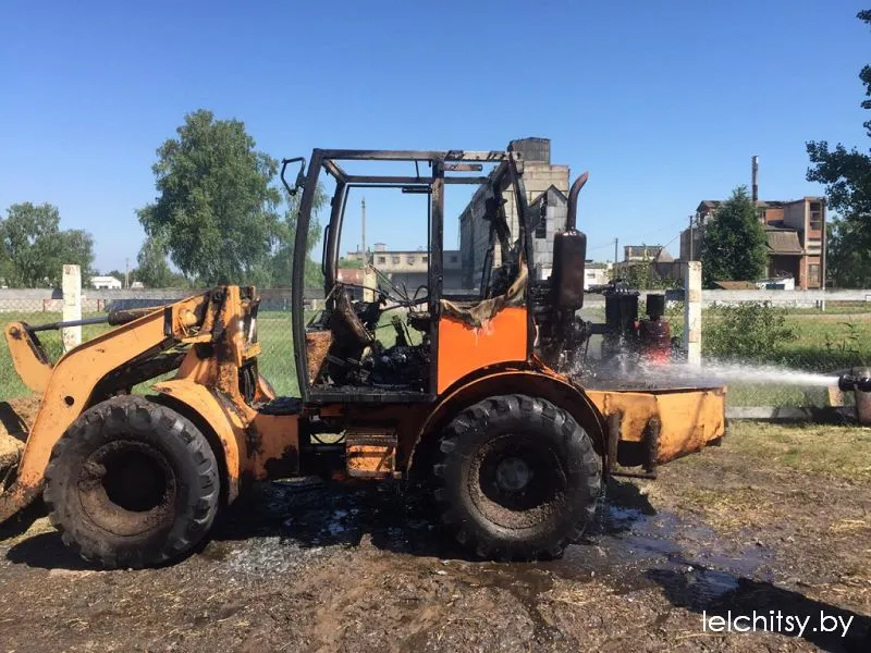 На одном из сельхозпредприятий Лельчицкого района загорелся погрузчик