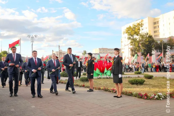 Ганаровыя госці ўсклалі кветкі да мемарыяльнага комплекса “Памяць”