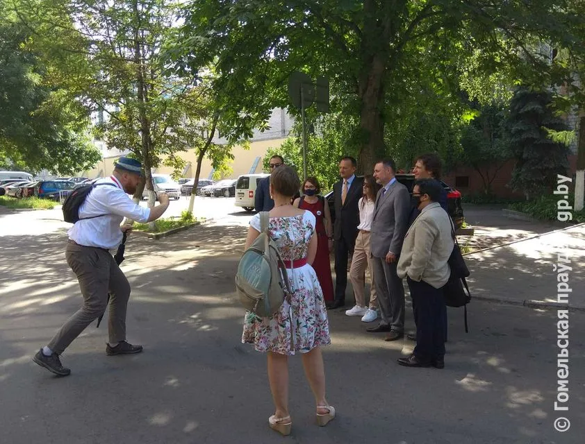 В Гомеле начался суд над Сергеем Тихановским и его сообщниками. Возле СИЗО иностранцы устроили фотосессию