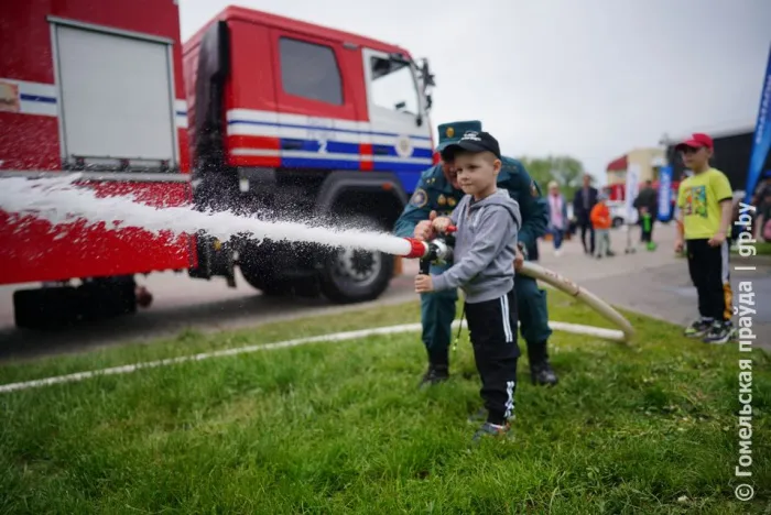 Фоторепортаж: площадка МЧС на фестивале «Вытокi» притягивает много внимания