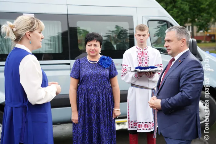 Подарок на четырех колесах: ко Дню защиты детей новый микроавтобус Центру инклюзивной культуры передал председатель облисполкома Иван Крупко