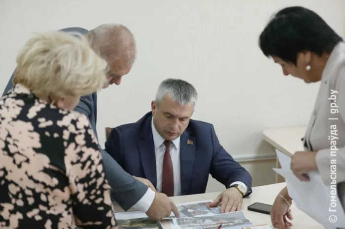 Обустроить ливневку и отправить на отдых: председатель облисполкома Иван Крупко провел прием граждан в Гомеле