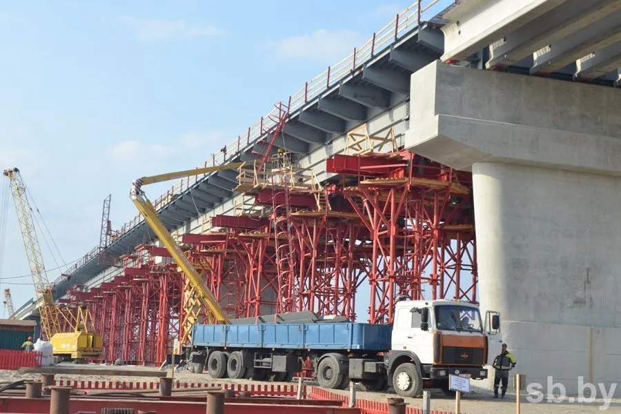 Припять под «треснувшим» Туровским мостом запустили в основное русло
