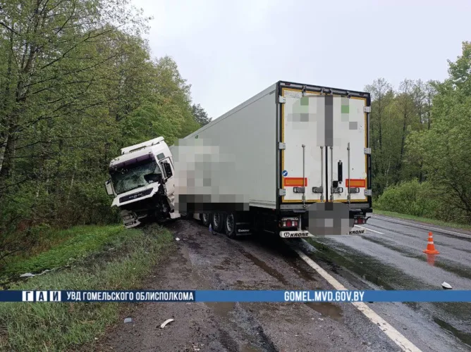 В Гомельском районе фура врезалась в грузовик. Есть пострадавший 