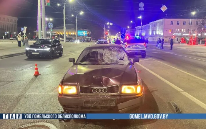 В Гомеле автомобиль сбил подростков, пересекавших на электросамокате проезжую часть на красный свет