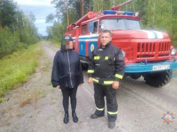 В Лельчицком районе женщина потерялась в лесу, ее наши спасатели