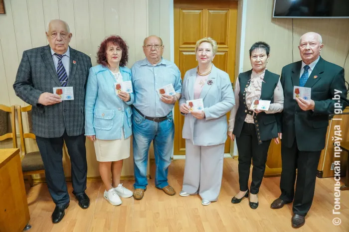 В Гомеле юбилейные медали «80 лет Победы в Великой Отечественной войне 1941-1945 годов» получили люди уважаемого возраста