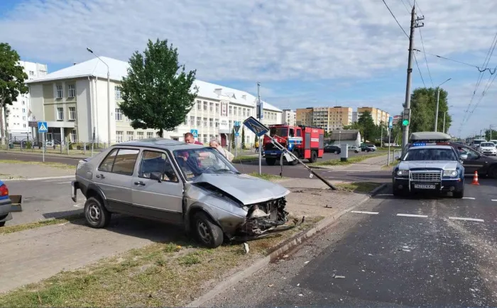 В Гомеле в результате ДТП автомобиль выбросило за пределы проезжей части