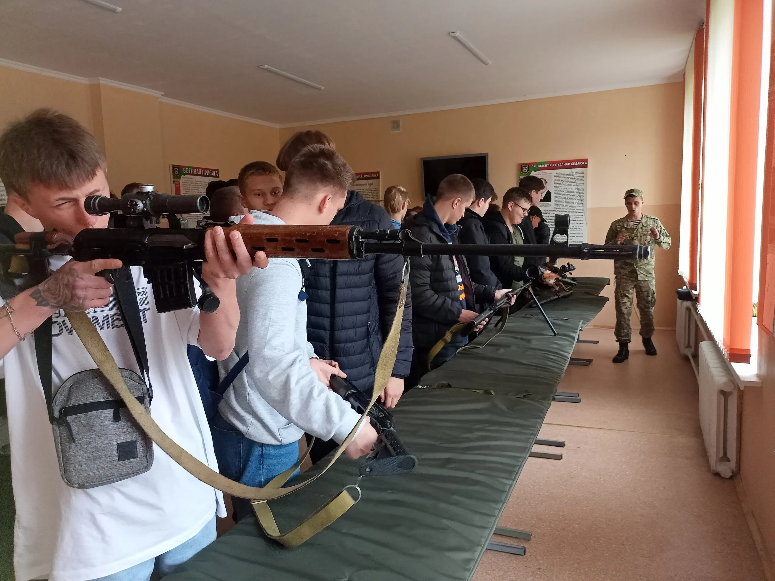 В преддверии Дня народного единства учащиеся Гомеля посетили войсковую часть 5525