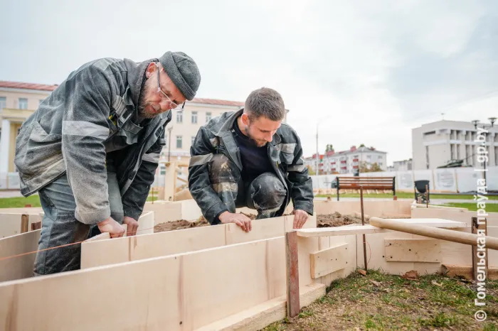 Сквер в Гомеле: интернет лает, благоустройство идет
