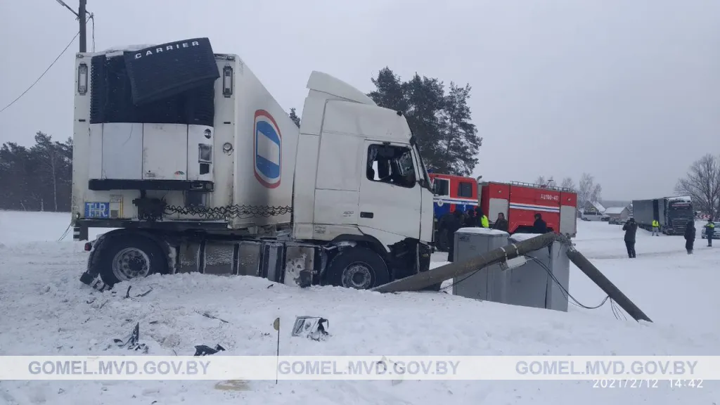 В Добрушском районе товарный поезд столкнулся с большегрузом