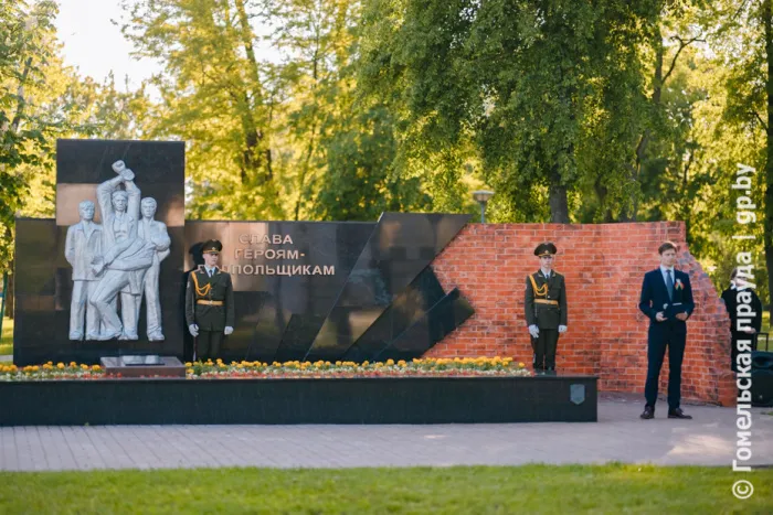 Администрация и профсоюзный комитет унитарного предприятия «Гомельвторчермет» поздравляют жителей Гомельщины с Днем Независимости Республики Беларусь и 80-летием освобождения Республики Беларусь от немецко-фашистских захватчиков!