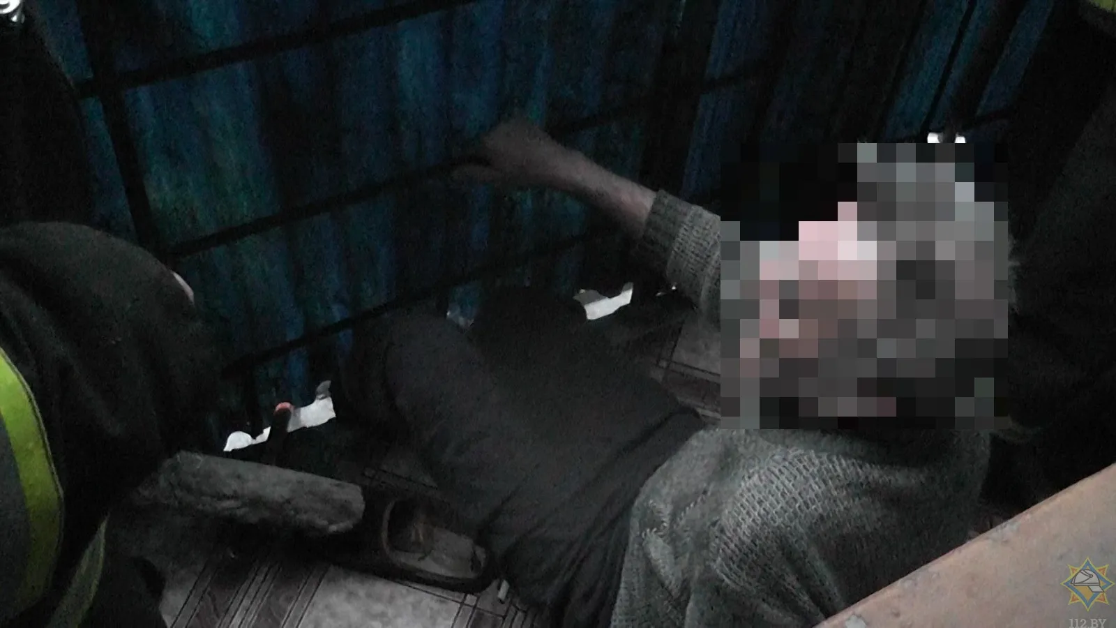 В Светлогорске мужчина застрял в обшивке балкона: понадобилась помощь спасателей