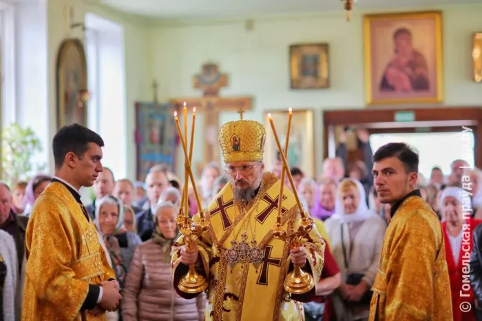 У добрушскім храме Свяціцеля Мікалая Цудатворцы адбылася святочная служба і запальванне Святога Агню ад Гроба Гасподняга