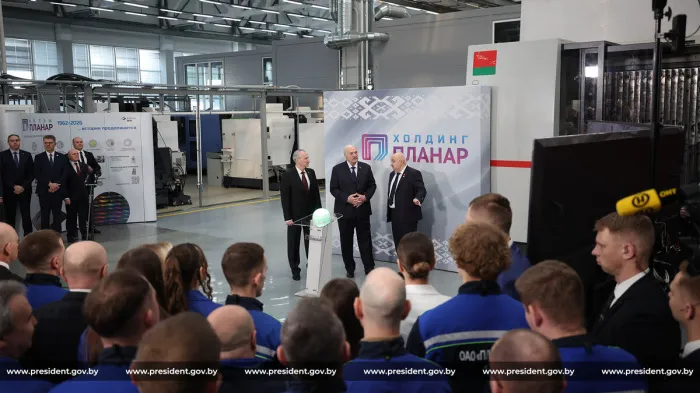 Лукашенко посетил ОАО "Планар" и принял участие в запуске уникального производства