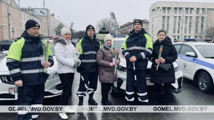 Цветочный сюрприз на дороге - под таким лозунгом сотрудники ГАИ провели поздравительную акцию