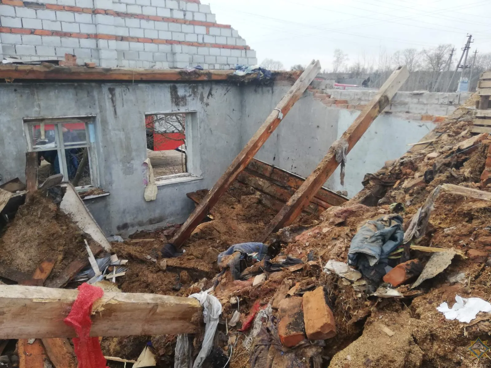 В Рогачевском районе мужчина разбирал дом и на него обрушилось потолочное перекрытие