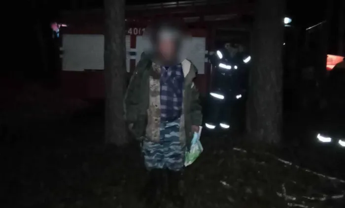 В лесу Октябрьского района спасатели нашли заблудившего грибника