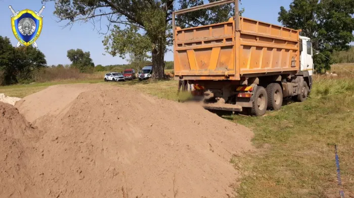 В Калинковичском районе водитель грузовика погиб от электротравмы. Следователи проводят проверку 