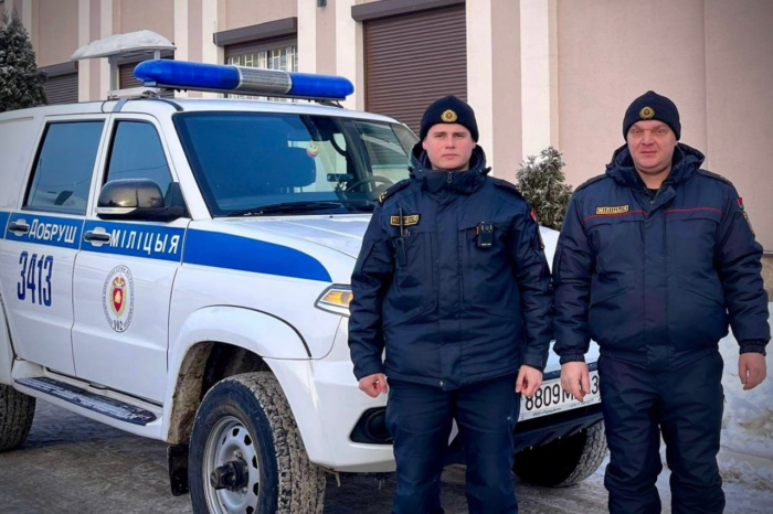Милиционеры спасли пенсионерку во время пожара в Добруше