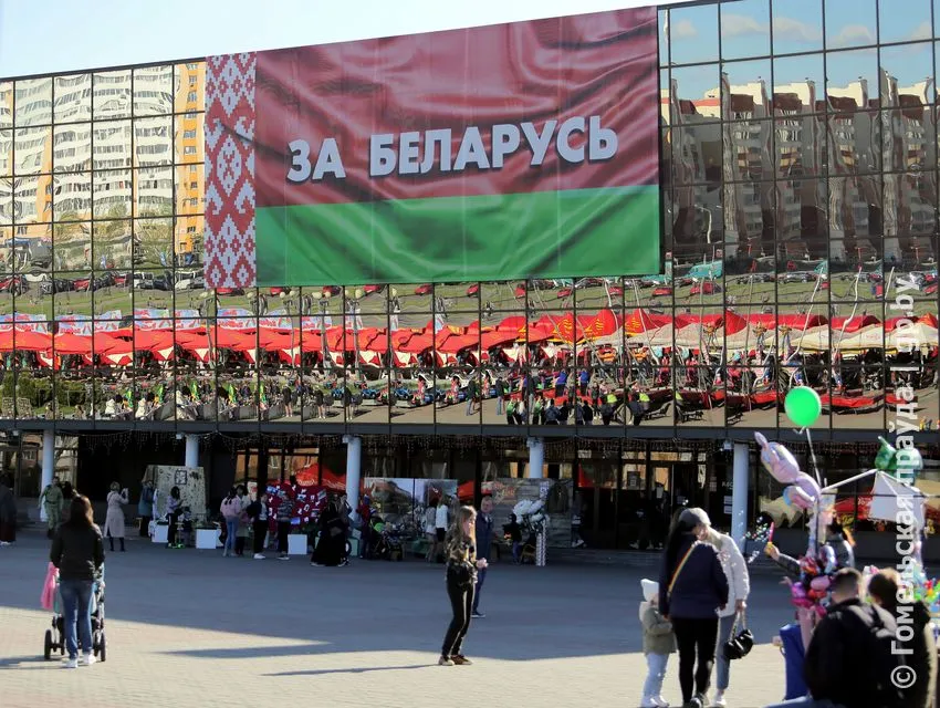 На площадке у Ледового дворца гомельчане праздновали 9 Мая
