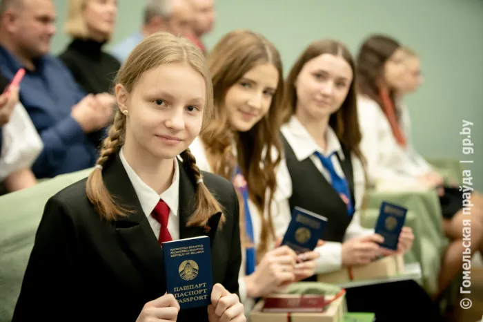 Дерзайте, творите, удивляйте. В преддверии Дня Конституции молодежь Гомеля получила свои первые паспорта