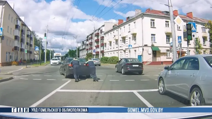 В Гомеле сотрудники ГАИ помогли заглохшему на перекрестке водителю