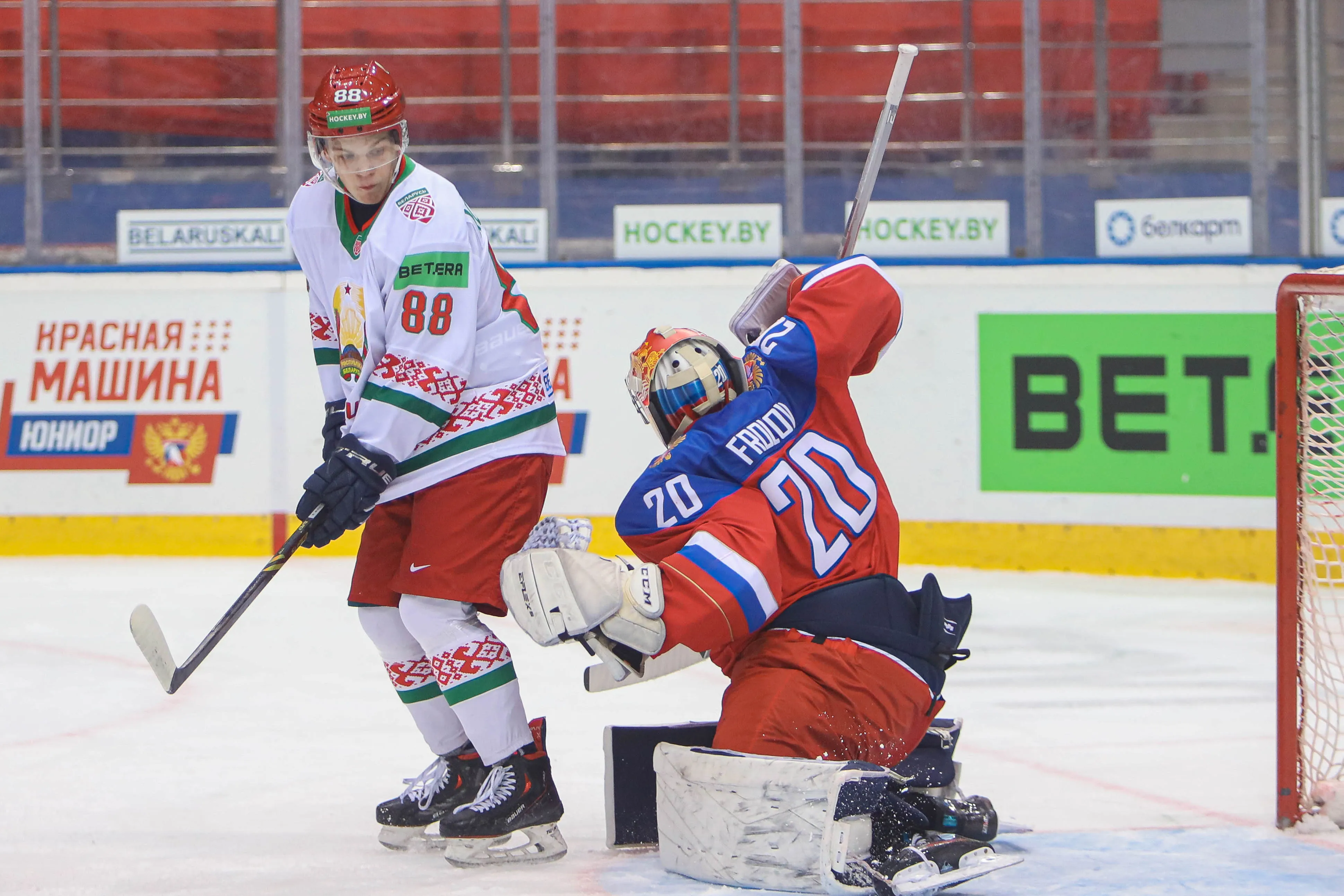 Хоккеисты молодежной сборной Беларуси справились с коммандой России U17