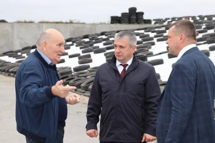 Прямая линия, прием граждан, встреча с фермерами: рабочий день Ивана Крупко в Житковичском районе