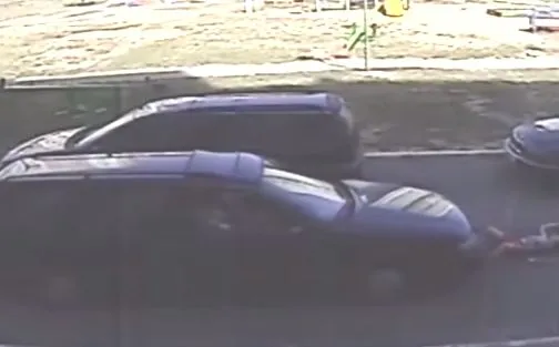 Видео не для слабонервных: в Мозыре 7-летняя девочка оказалась под колесами автомобиля