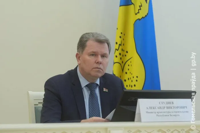Вода губит огород и не идет в кран. Министр архитектуры и строительства Беларуси Александр Студнев провел прием граждан в Гомеле