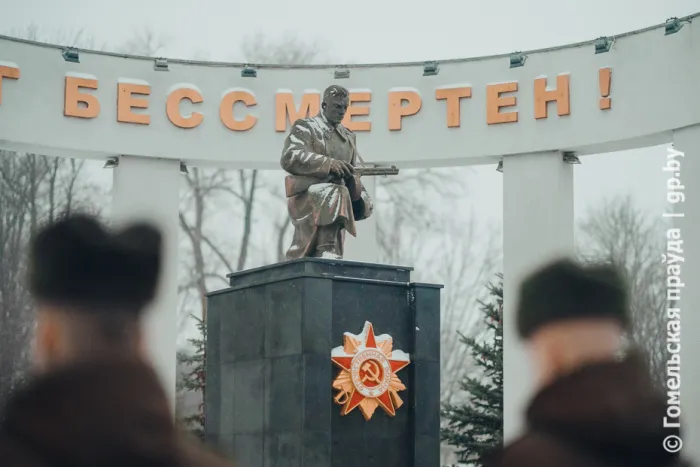 Символ мужества и преданности Родине. В Гомеле на Аллее Героев прошел торжественный митинг