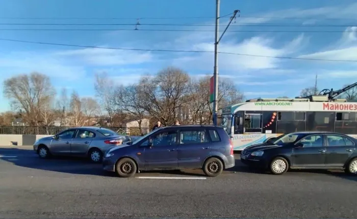 В результате ДТП на улице Хатаевича в Гомеле повреждено 7 автомобилей