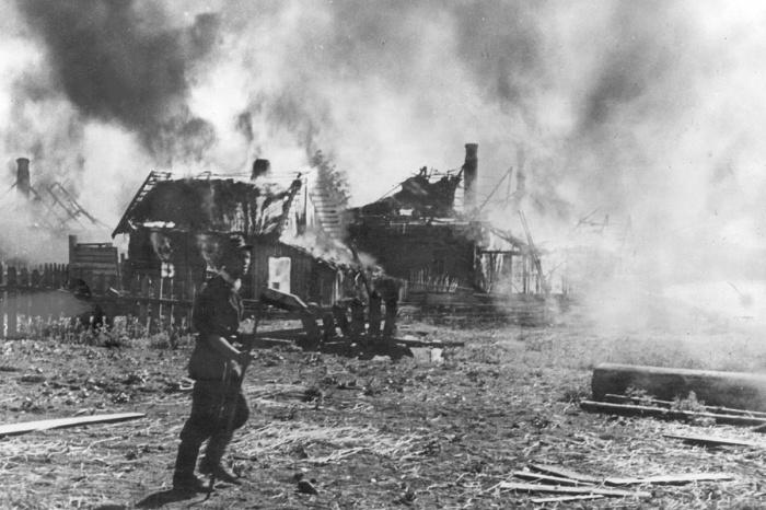 Изрезали тело кинжалом, затем бросили в костер. Так гитлеровцы расправлялись с мирными жителями Комарина 