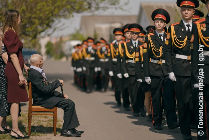 Молодежь Гомельщины поздравила с праздником Великой Победы 102-летнего ветерана Ивана Злобина