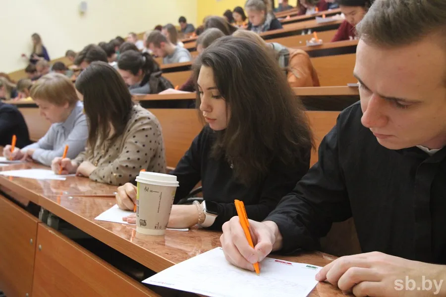 Треть студентов в Беларуси учатся на юристов и экономистов