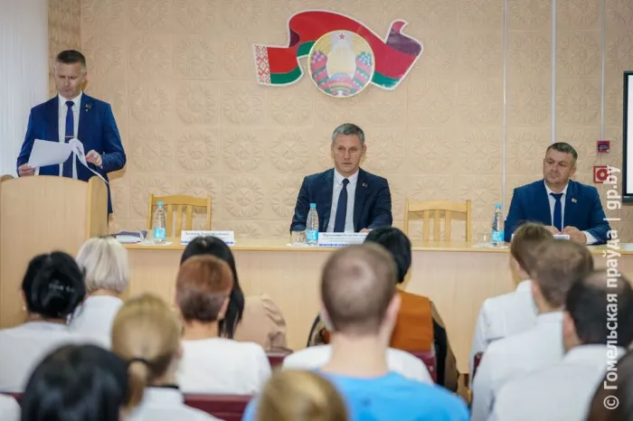 Помощник Президента – инспектор по Гомельской области Руслан Пархамович встретился с трудовым коллективом Брагинской ЦРБ