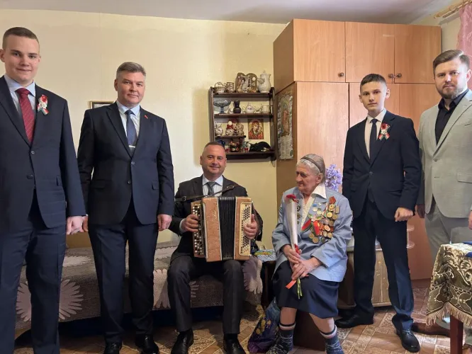 Подвиг останется в памяти народа: ветерана Великой Отечественной войны с Днем Победы поздравили коммунисты Гомельщины 