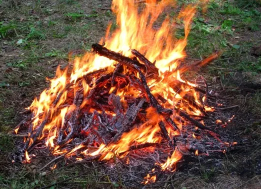 В Наровле женщина решила разжечь огонь бензином. Ее госпитализировали с ожогами