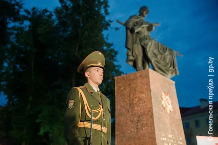 Коллектив коммунального жилищного унитарного предприятия «Хойникский коммунальник» сердечно поздравляет жителей области со священным праздником – 80-летием Великой Победы!