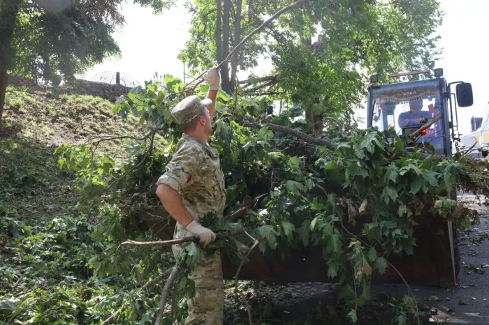 В Речице военнослужащие внутренних войск помогали гражданам в устранении последствий непогоды